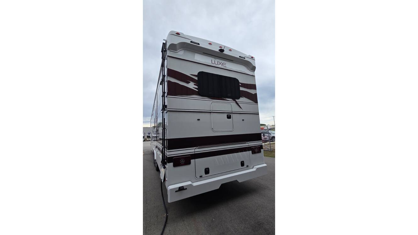 A photo of this 2027 Luxe ELITE 46RKB