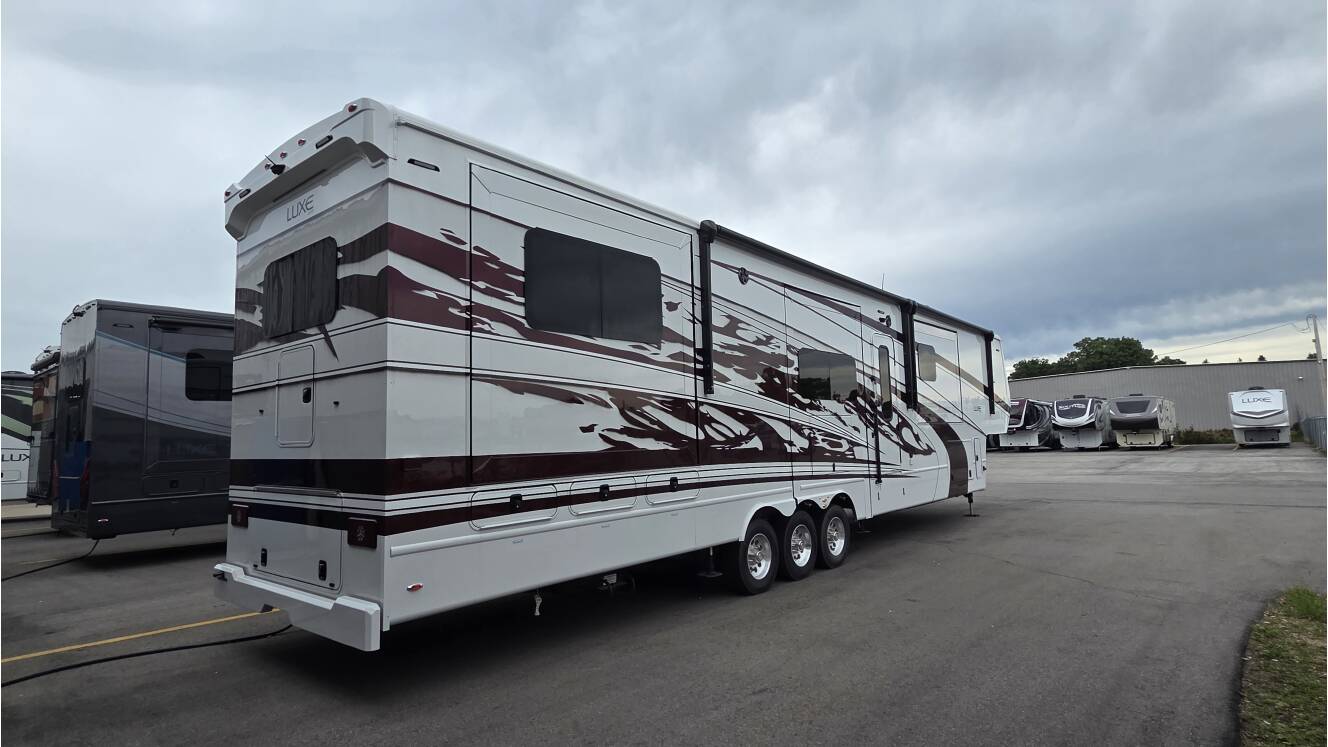 A photo of this 2027 Luxe ELITE 46RKB
