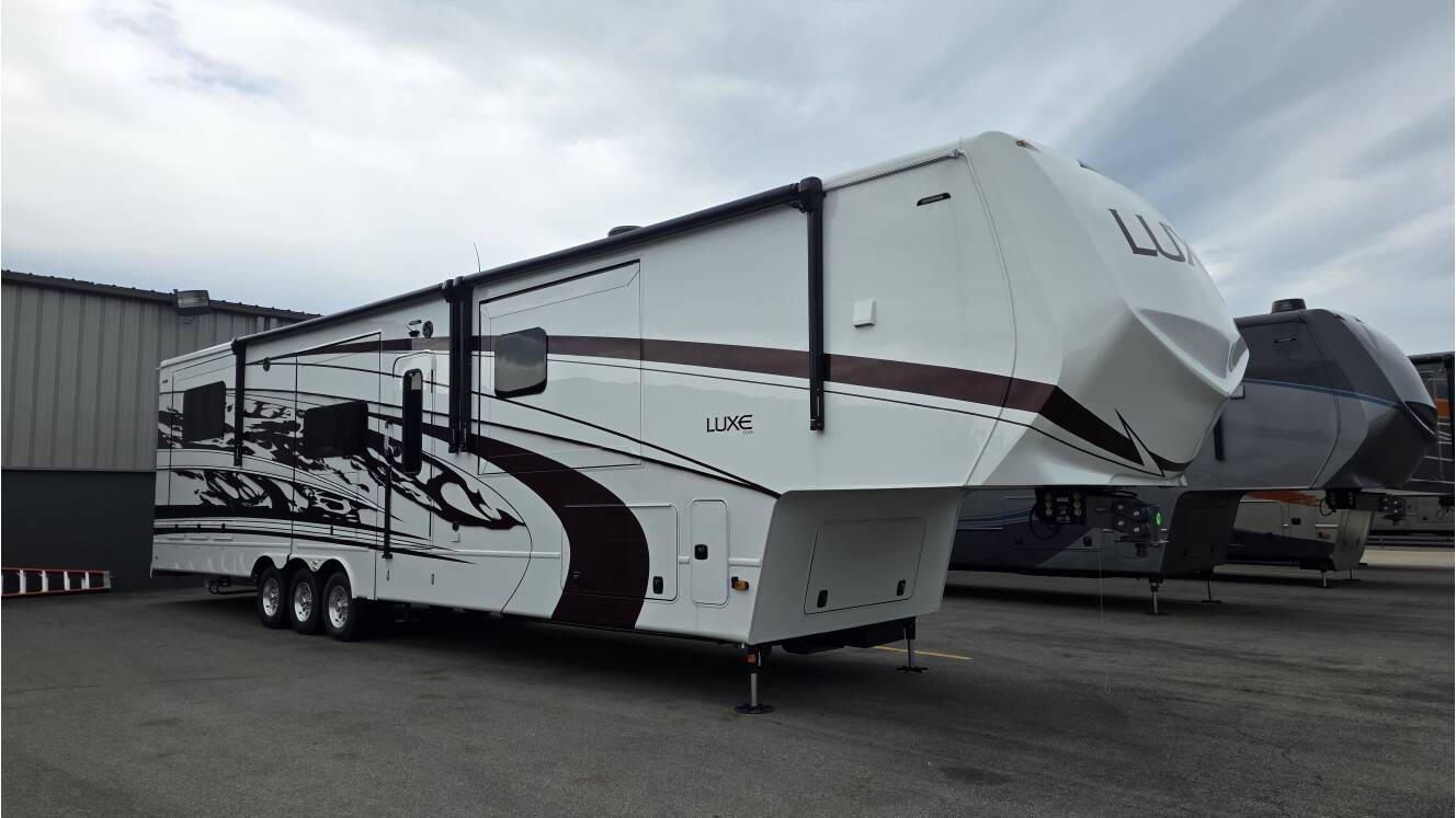 A photo of this 2027 Luxe ELITE 46RKB