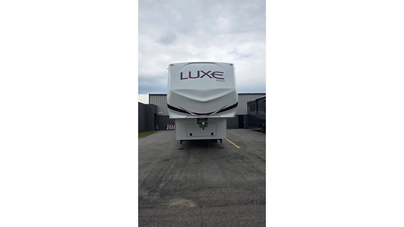 A photo of this 2027 Luxe ELITE 46RKB
