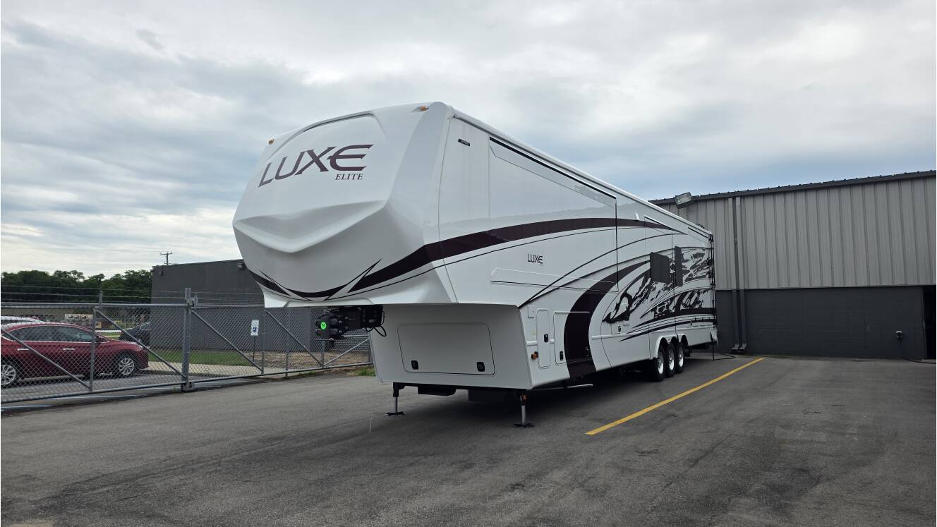 A photo of this 2027 Luxe ELITE 46RKB