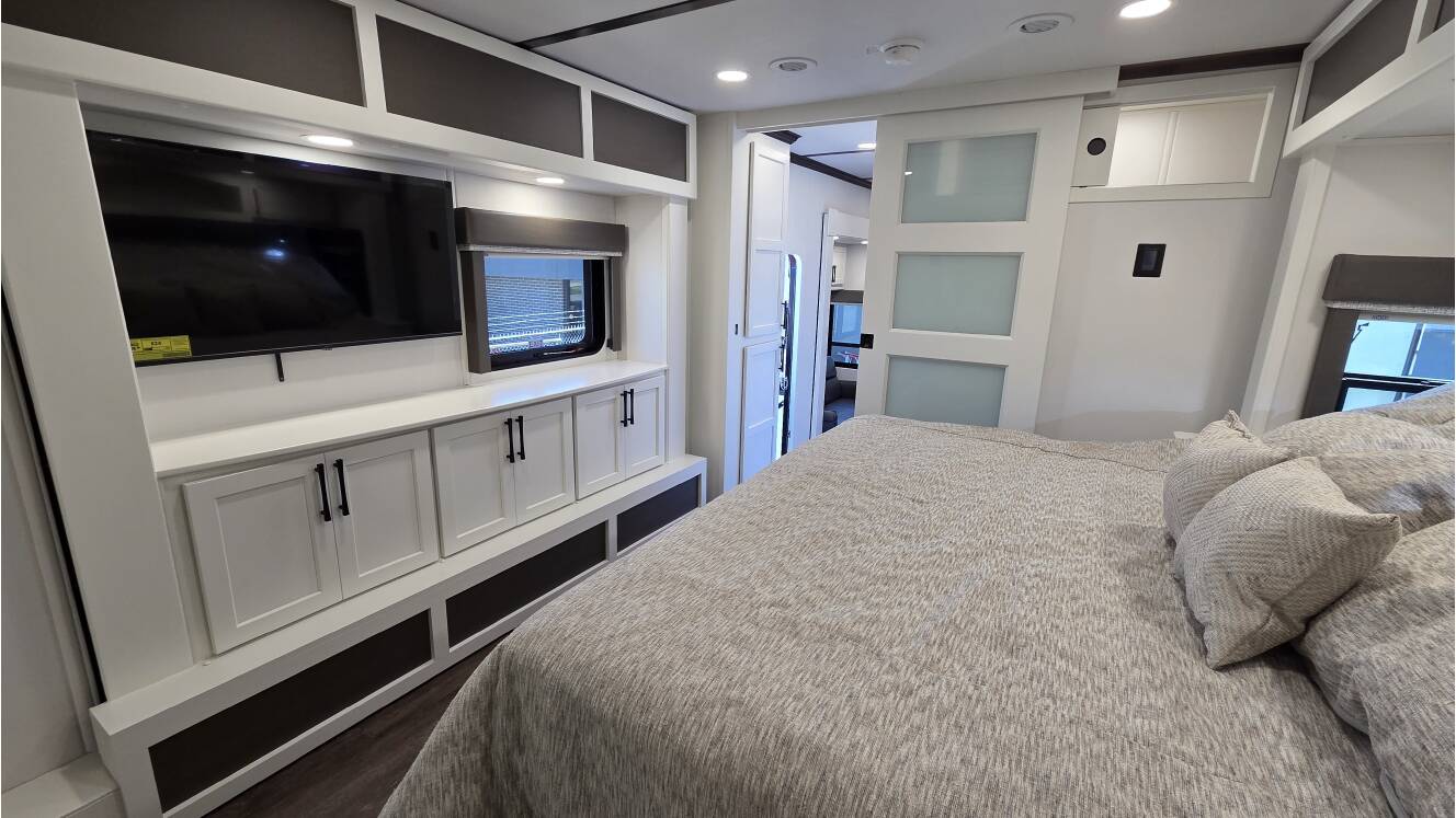 A photo of this 2027 Luxe ELITE 46RKB