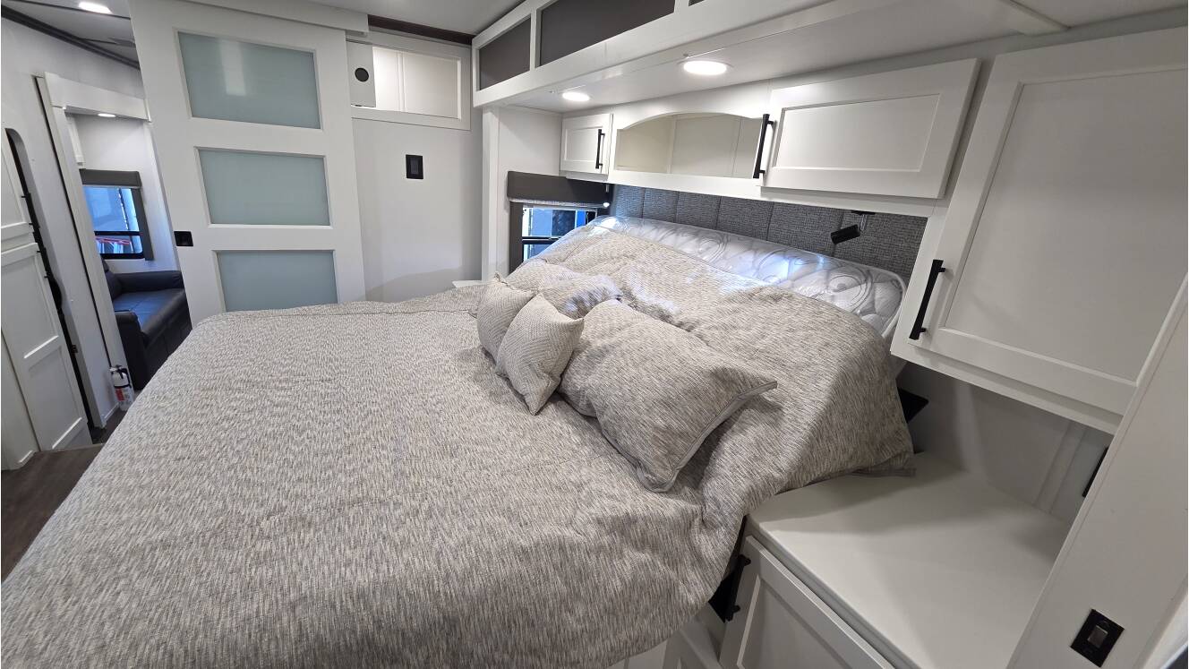 A photo of this 2027 Luxe ELITE 46RKB
