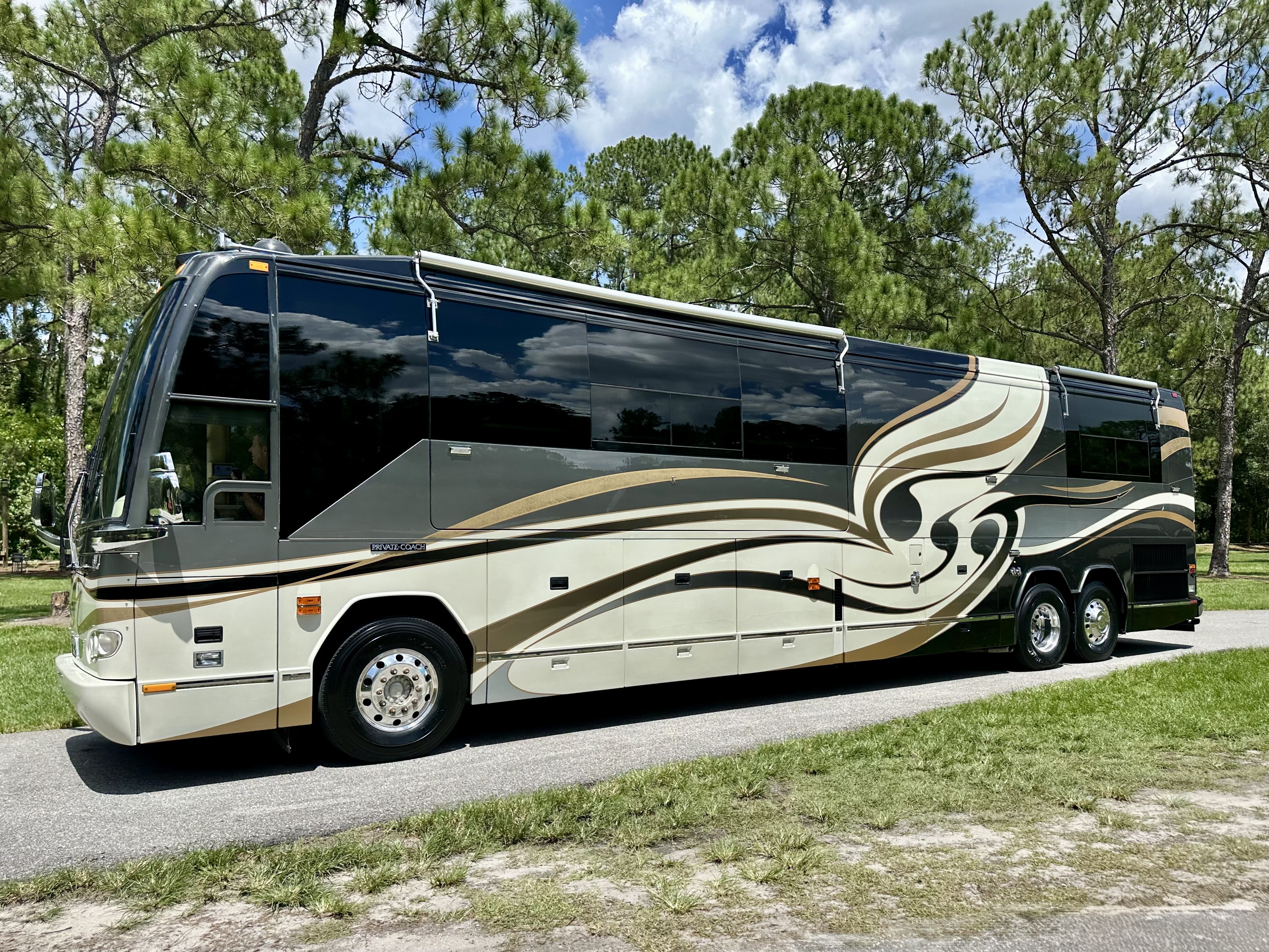 2005 Prevost LIBERTY ELEGANT LADY H3-45 DOUBLE SLIDE in foristell MO