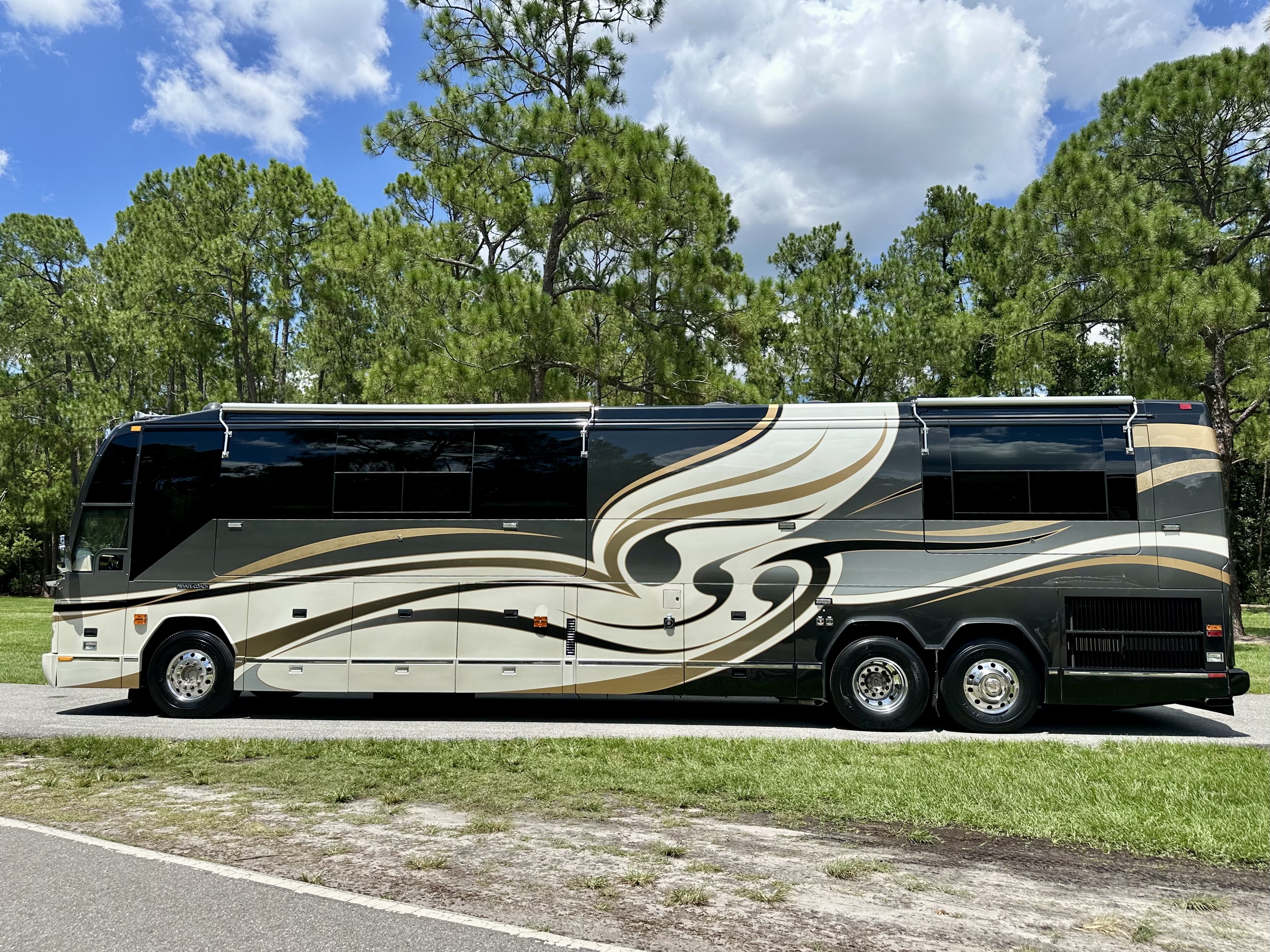 2005 Prevost LIBERTY ELEGANT LADY H3-45 DOUBLE SLIDE in foristell MO