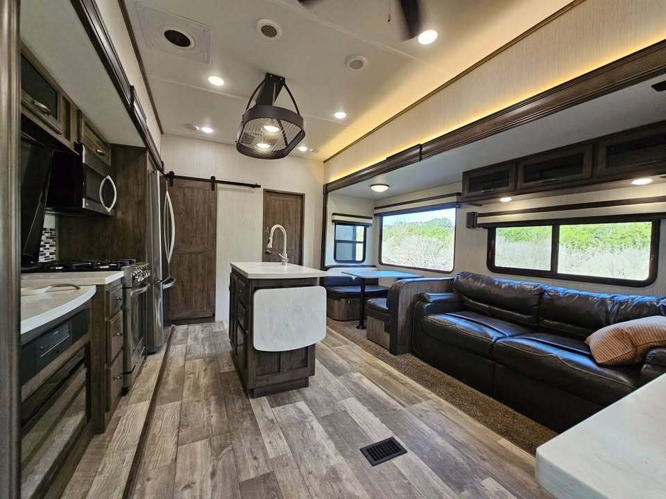 2021 Forest River SANDPIPER 383RBLOK in bandera TX