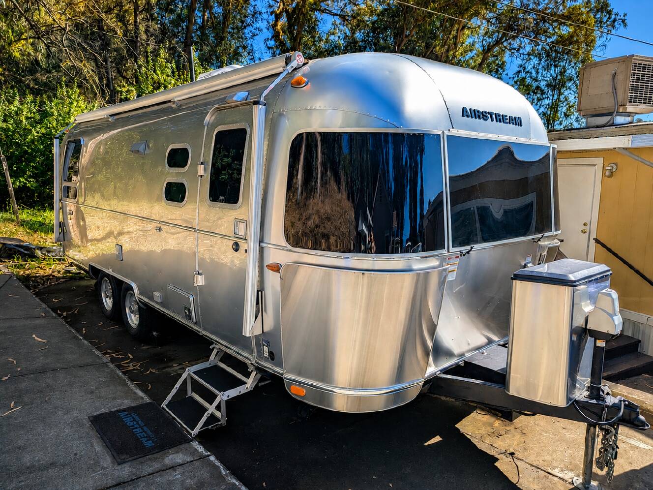 A photo of this 2017 Airstream INTERNATIONAL SIGNATURE 25RB