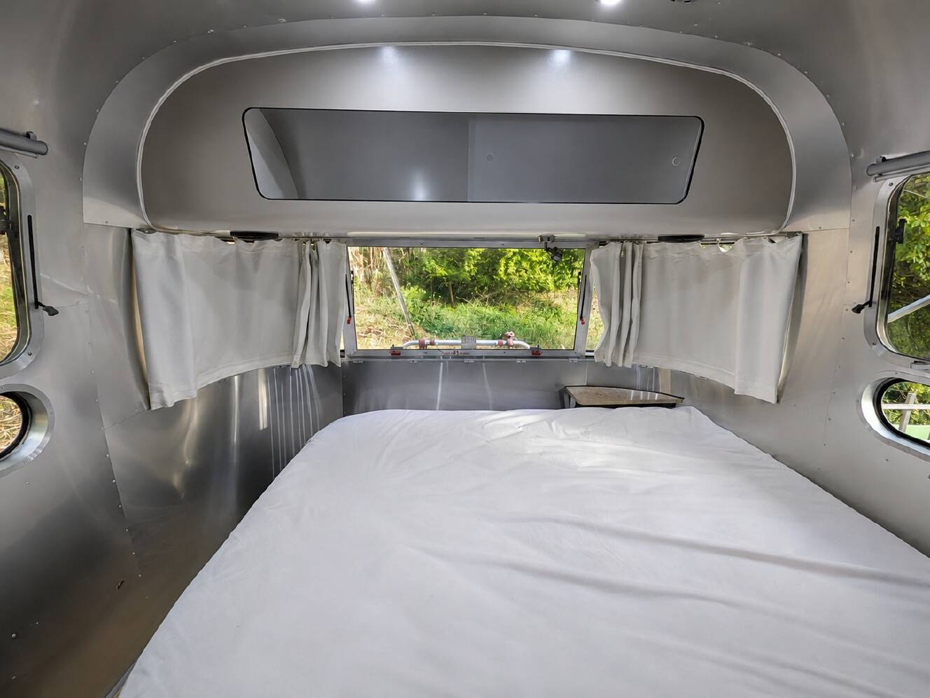 A photo of this 2017 Airstream INTERNATIONAL SIGNATURE 25RB