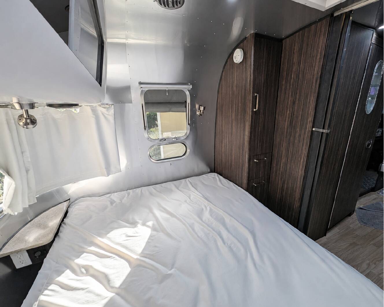 A photo of this 2017 Airstream INTERNATIONAL SIGNATURE 25RB