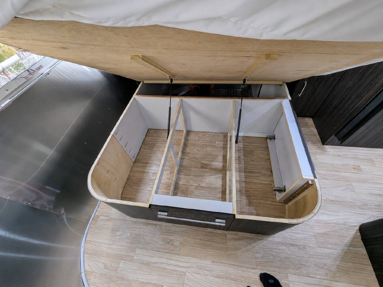 A photo of this 2017 Airstream INTERNATIONAL SIGNATURE 25RB