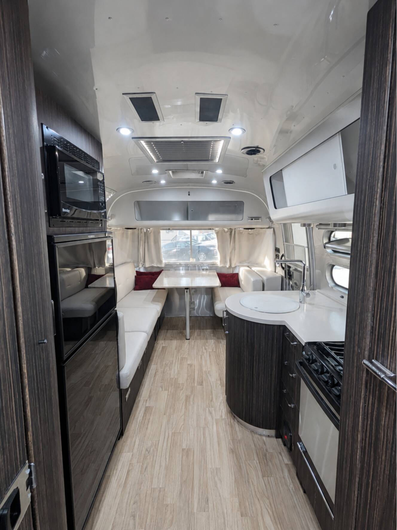 A photo of this 2017 Airstream INTERNATIONAL SIGNATURE 25RB