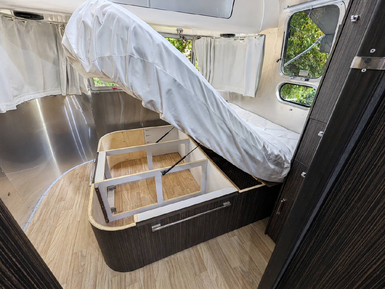 A photo of this 2017 Airstream INTERNATIONAL SIGNATURE 25RB