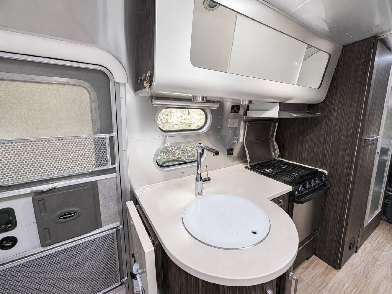 A photo of this 2017 Airstream INTERNATIONAL SIGNATURE 25RB