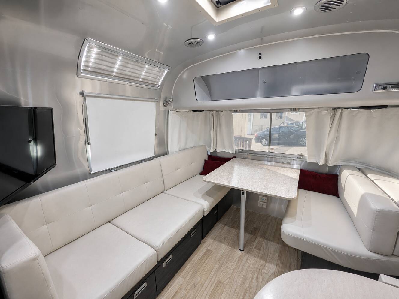 A photo of this 2017 Airstream INTERNATIONAL SIGNATURE 25RB