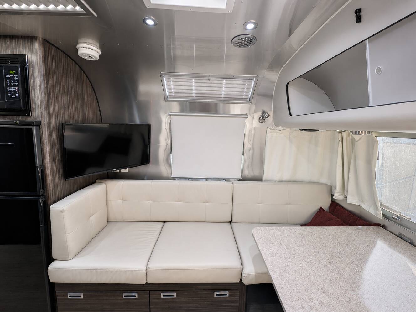 A photo of this 2017 Airstream INTERNATIONAL SIGNATURE 25RB