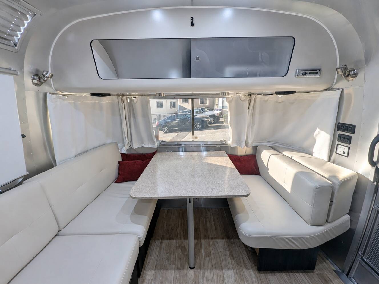A photo of this 2017 Airstream INTERNATIONAL SIGNATURE 25RB