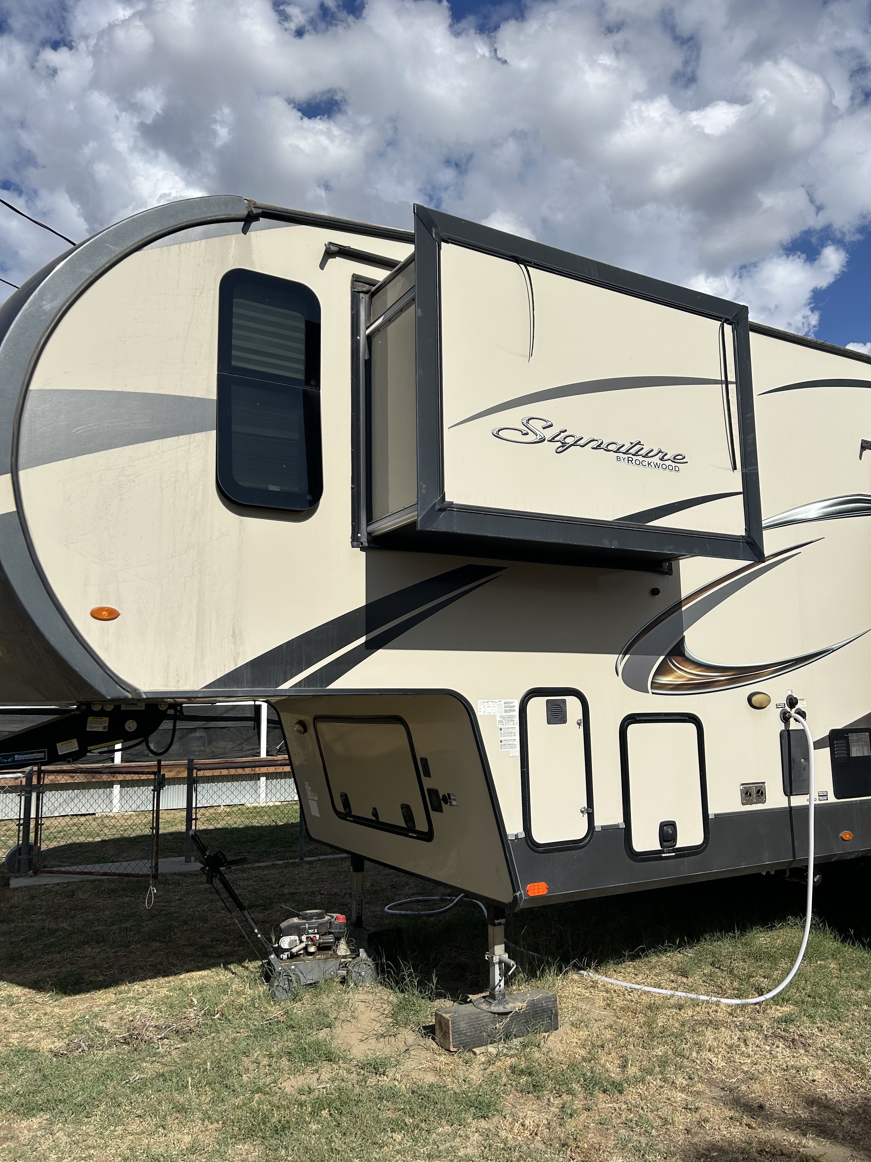 2019 Forest River ROCKWOOD SIGNATURE ULTRA LITE 8289WS in bakersfield CA