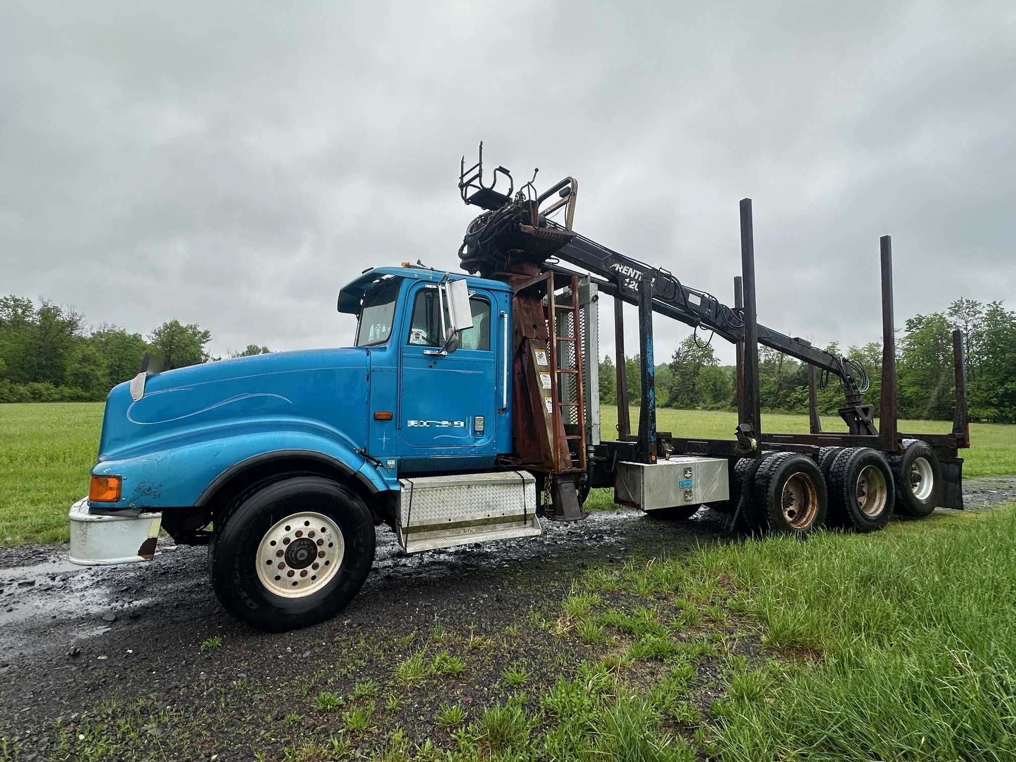 1992 INTERNATIONAL 7400 Logging in Quakertown, PA
