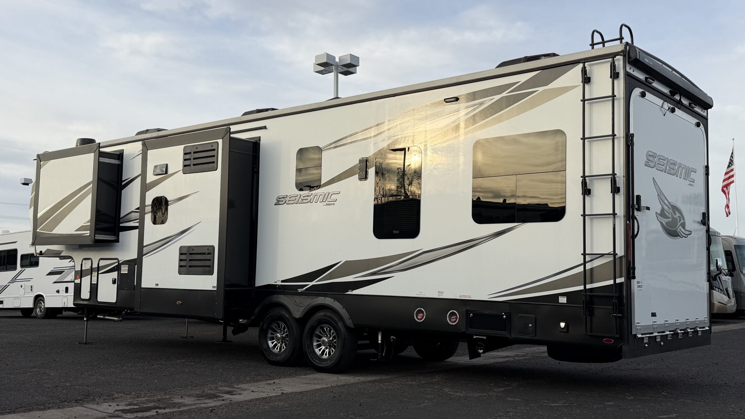 2021 Jayco SEISMIC 3512 in mesa AZ