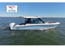 Boston Whaler 330 Vantage Review image