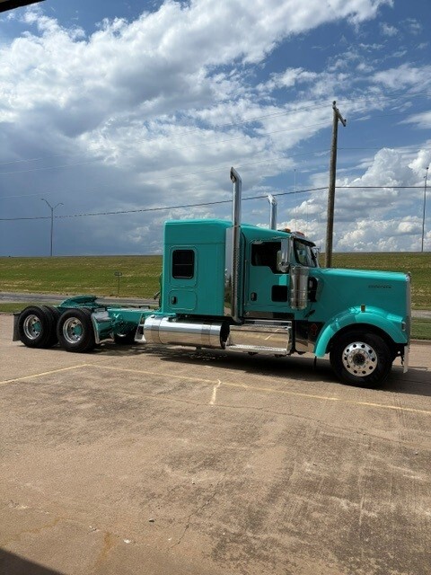 2027 KENWORTH W900L in Wichita Falls, TX