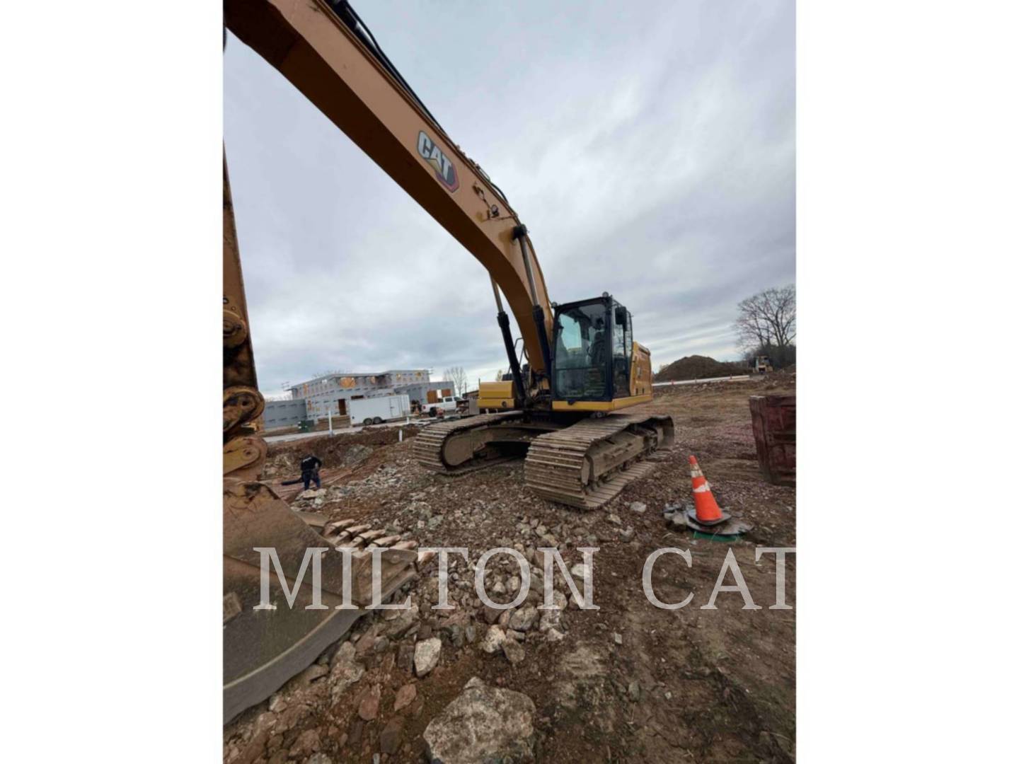 2022 CAT 33007 in Richmond, VT
