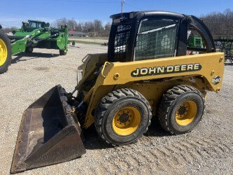 2000 John Deere 240 in Hillsboro, OH