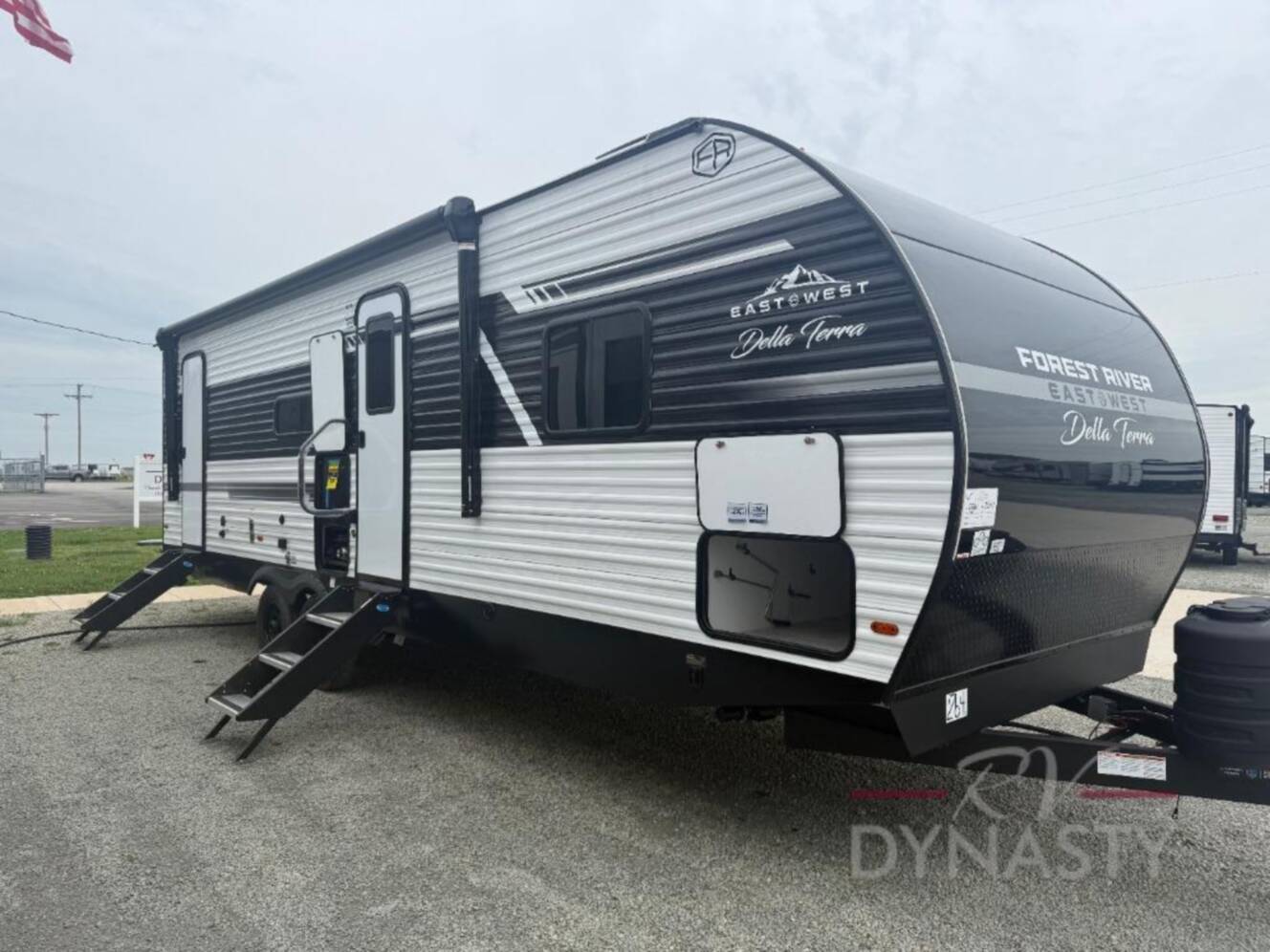 A photo of this 2027 East To West Della Terra 275BH