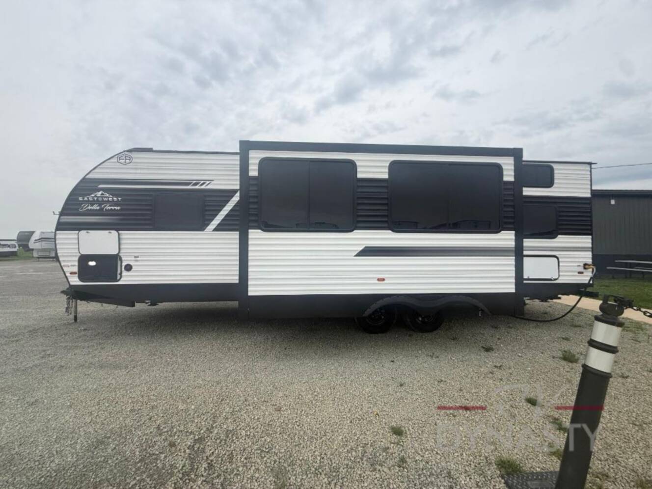 A photo of this 2027 East To West Della Terra 275BH