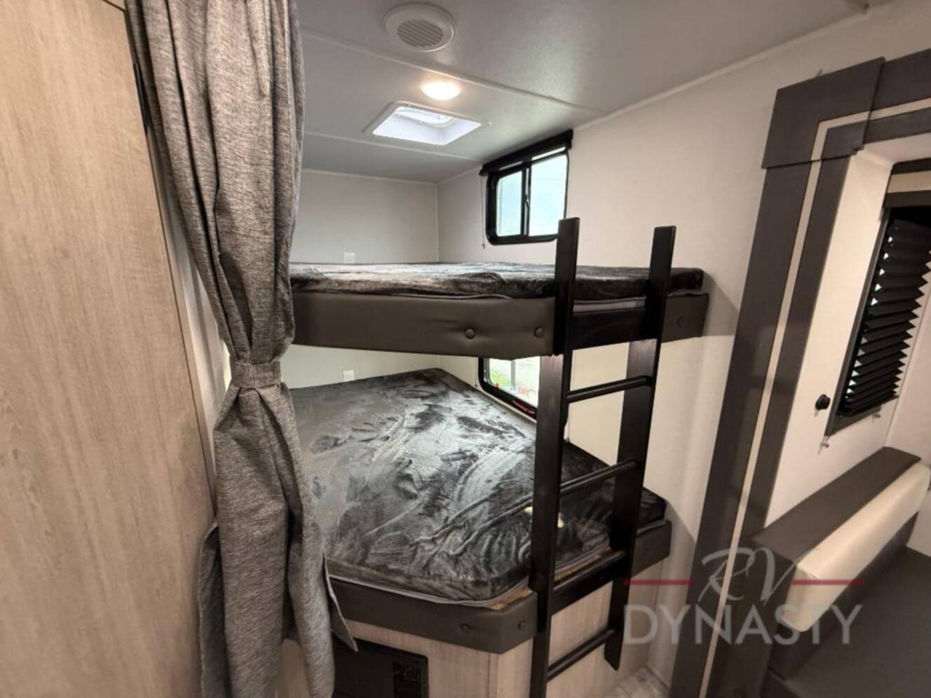 A photo of this 2027 East To West Della Terra 275BH