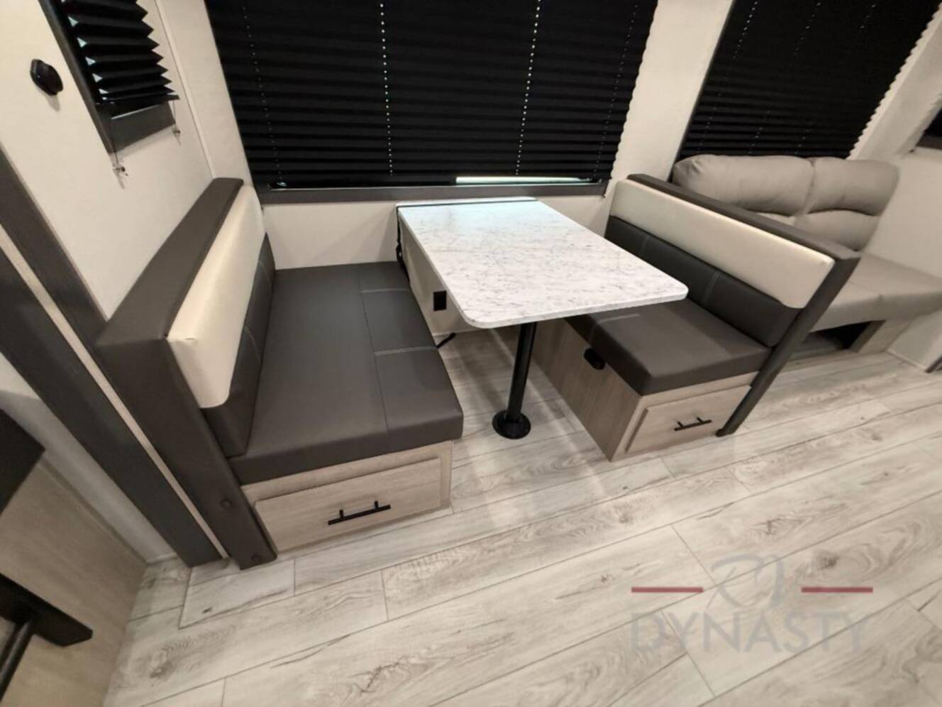 A photo of this 2027 East To West Della Terra 275BH