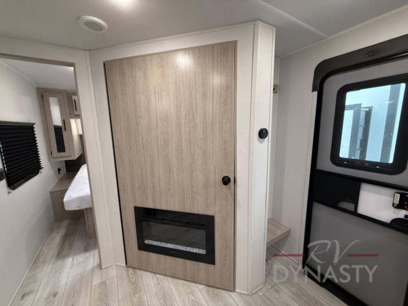 A photo of this 2027 East To West Della Terra 275BH