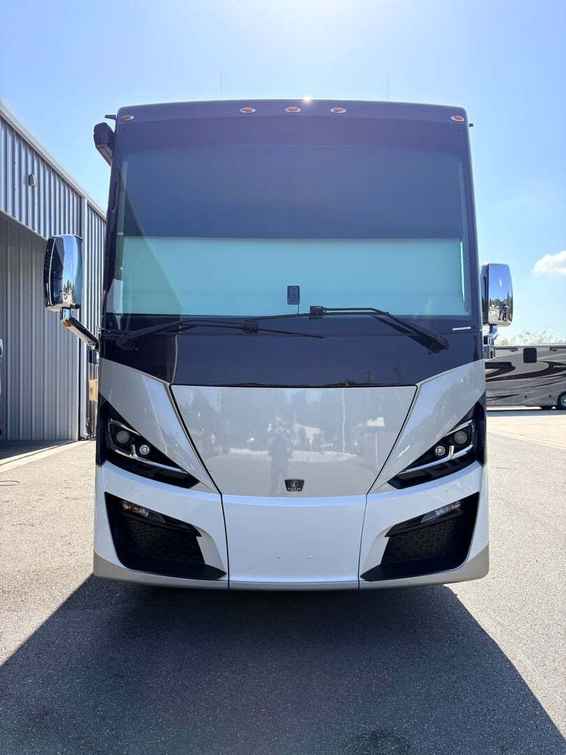 2021 Tiffin Phaeton 40 IH in seffner FL