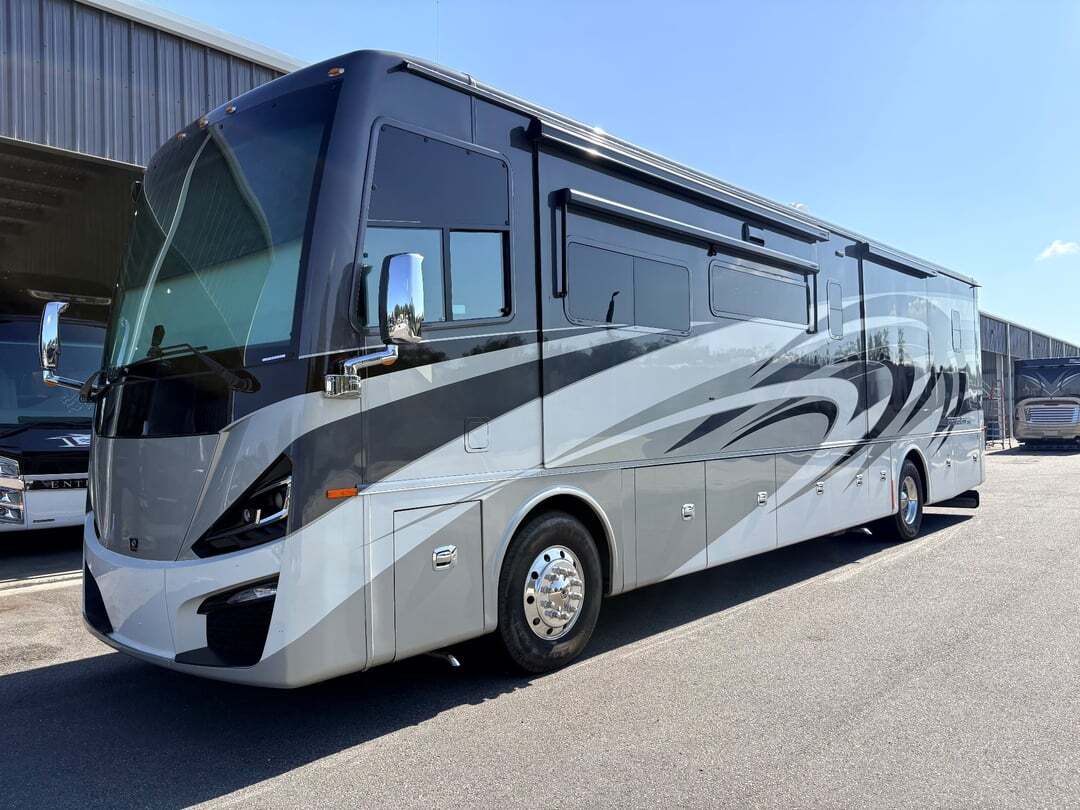 2021 Tiffin Phaeton 40 IH in seffner FL