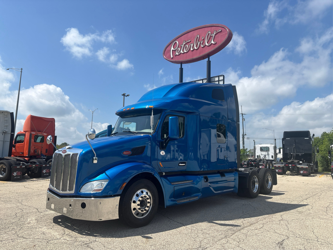 2022 PETERBILT 579 in Wadsworth, IL