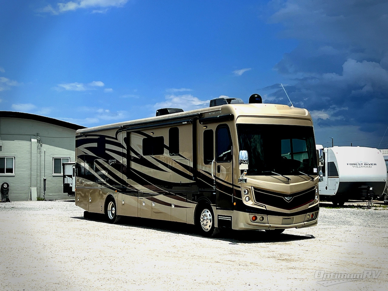 2017 Fleetwood Discovery 37R in mims FL