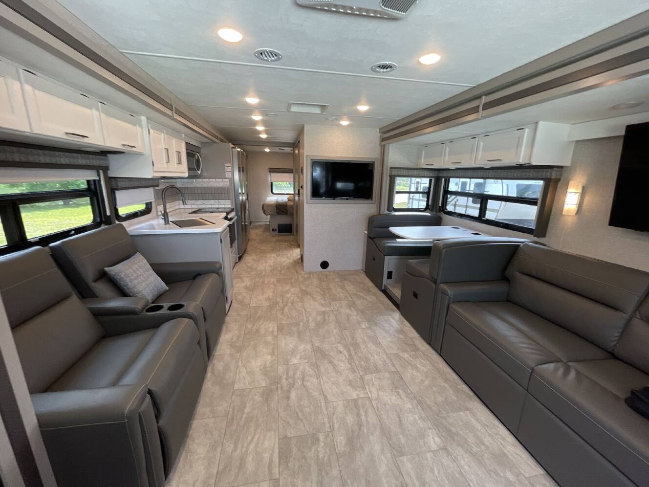 A photo of this 2025 Thor WINDSPORT 35R