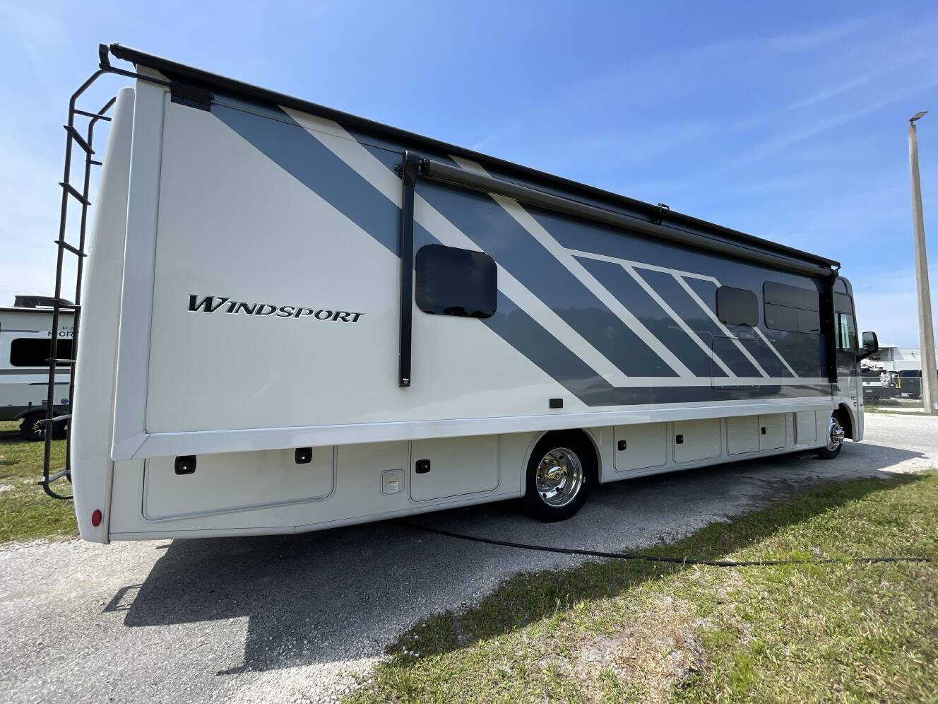 A photo of this 2025 Thor WINDSPORT 35R