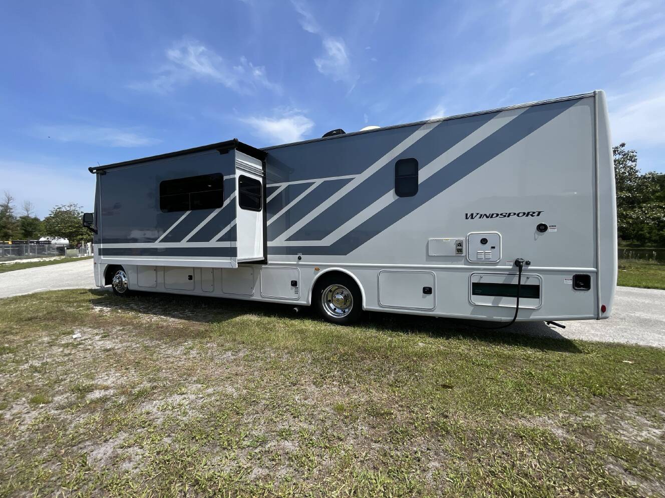 A photo of this 2025 Thor WINDSPORT 35R