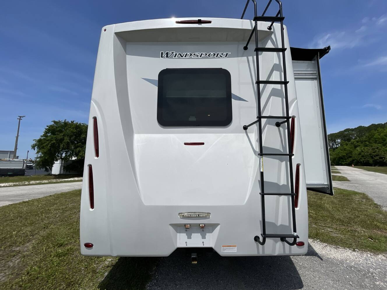 A photo of this 2025 Thor WINDSPORT 35R