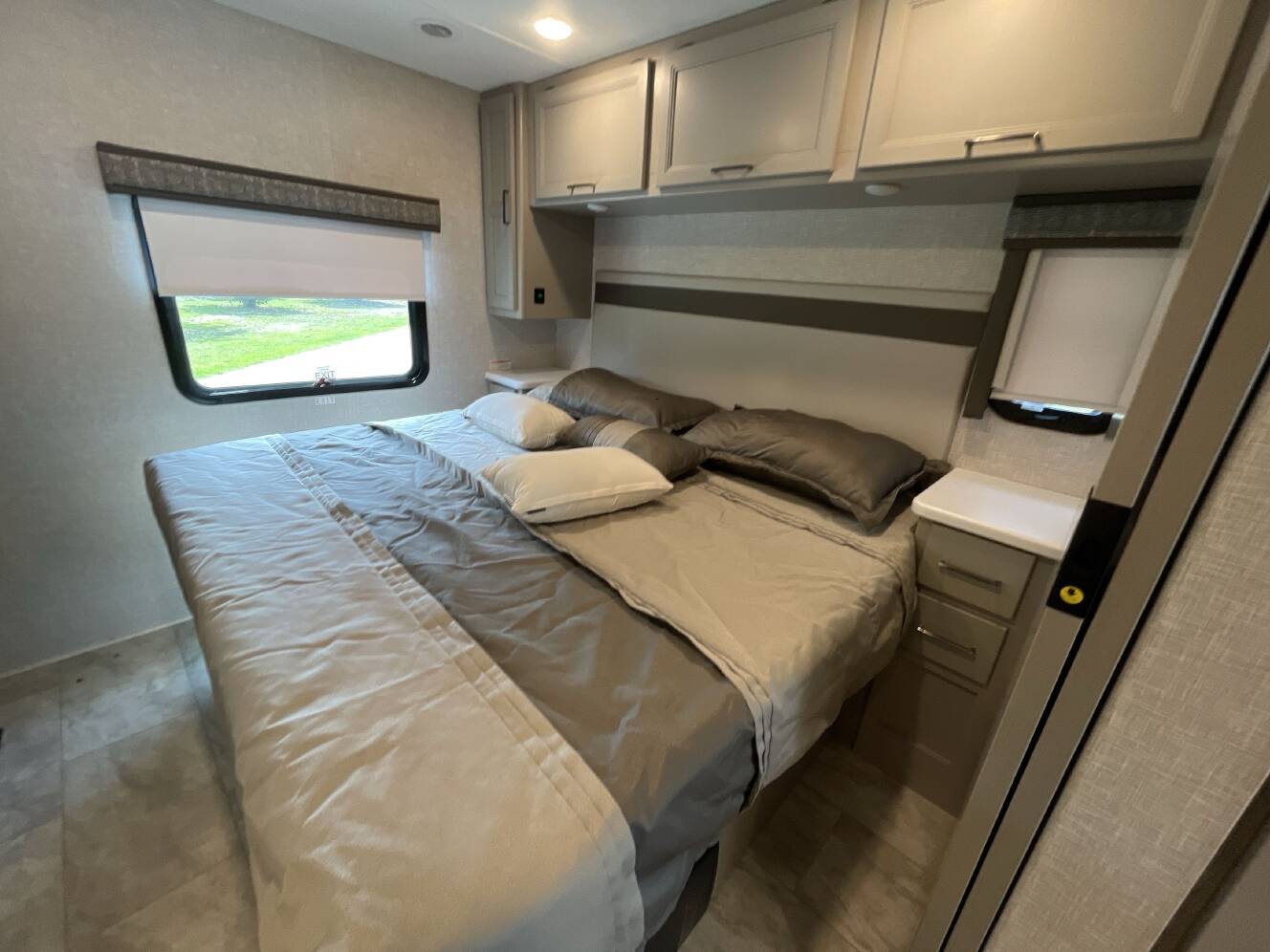 A photo of this 2025 Thor WINDSPORT 35R