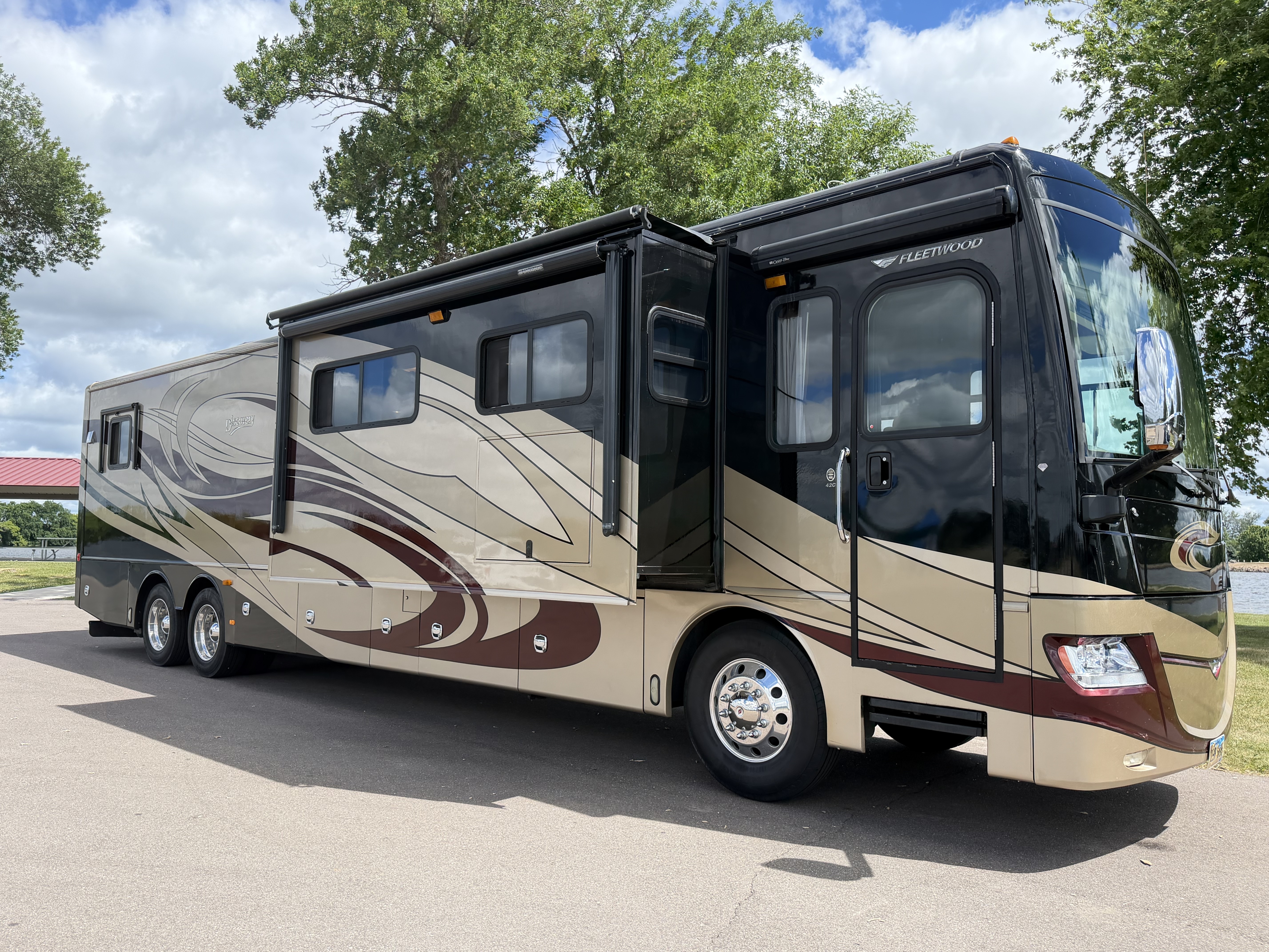 2011 Fleetwood DISCOVERY 42C RV