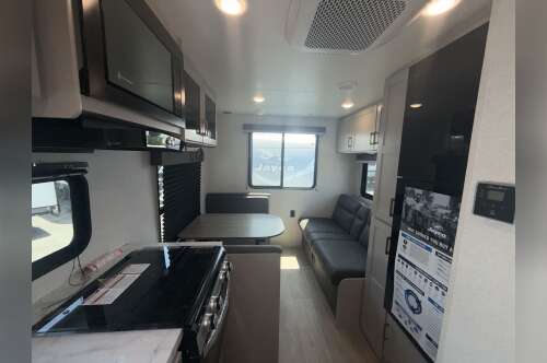 2027 Jayco JAY FLIGHT 210QBW in colton CA