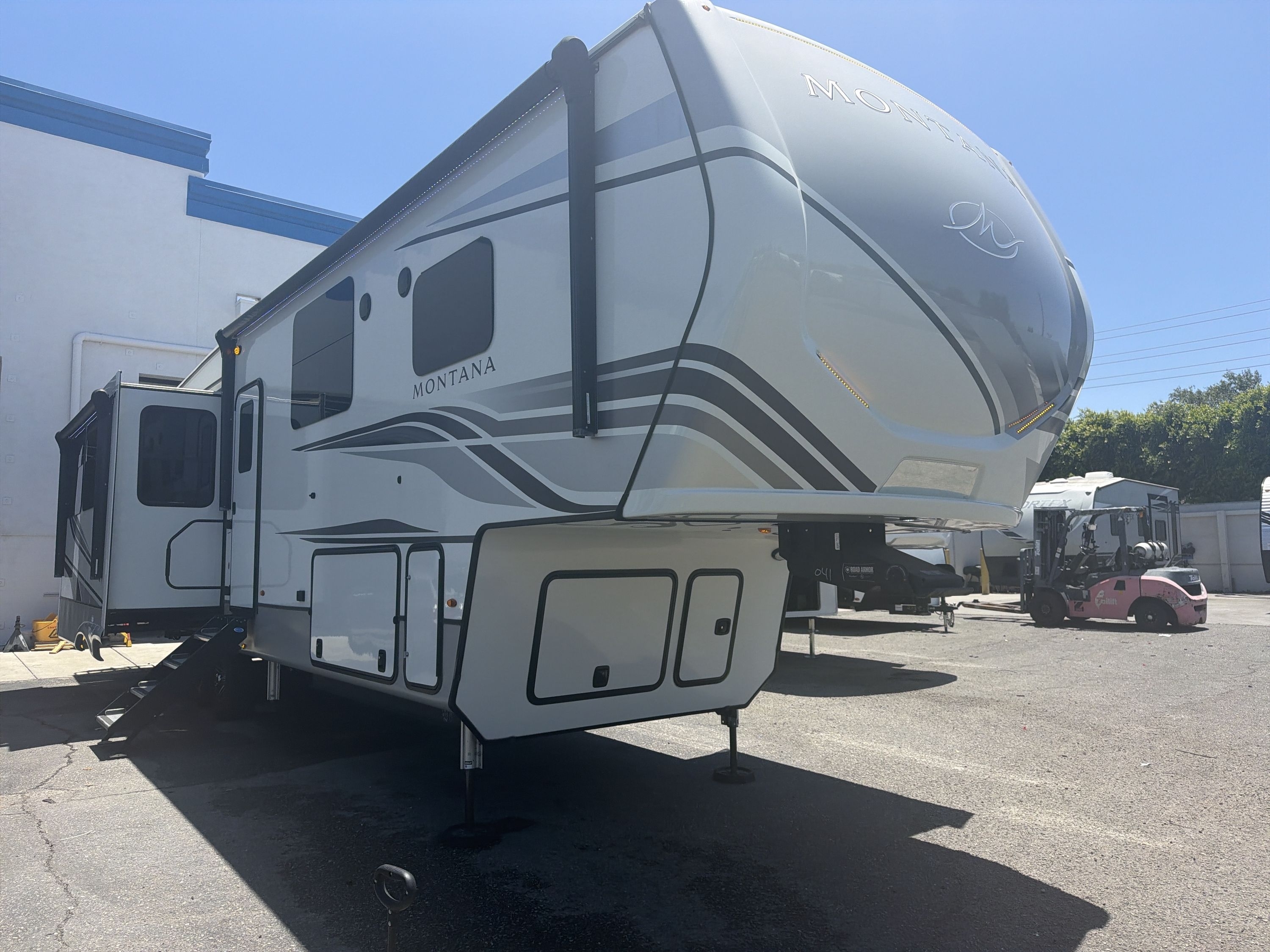 2023 Keystone MONTANA 3231CK in colton CA