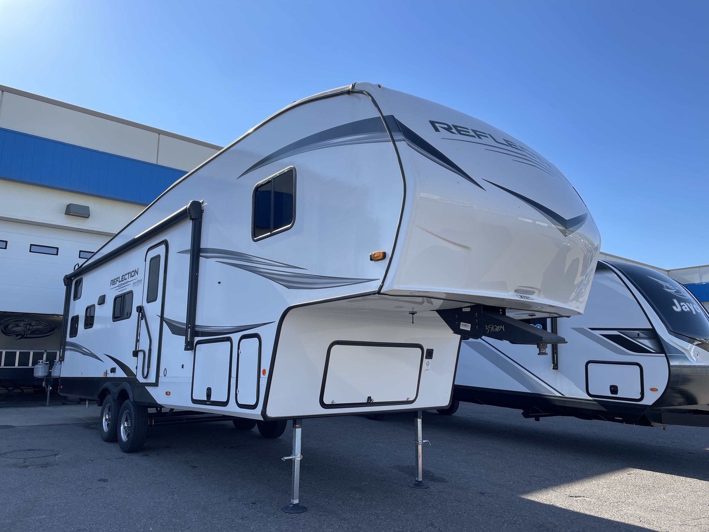 2025 Grand Design REFLECTION 100 SERIES 27BH in golden CO