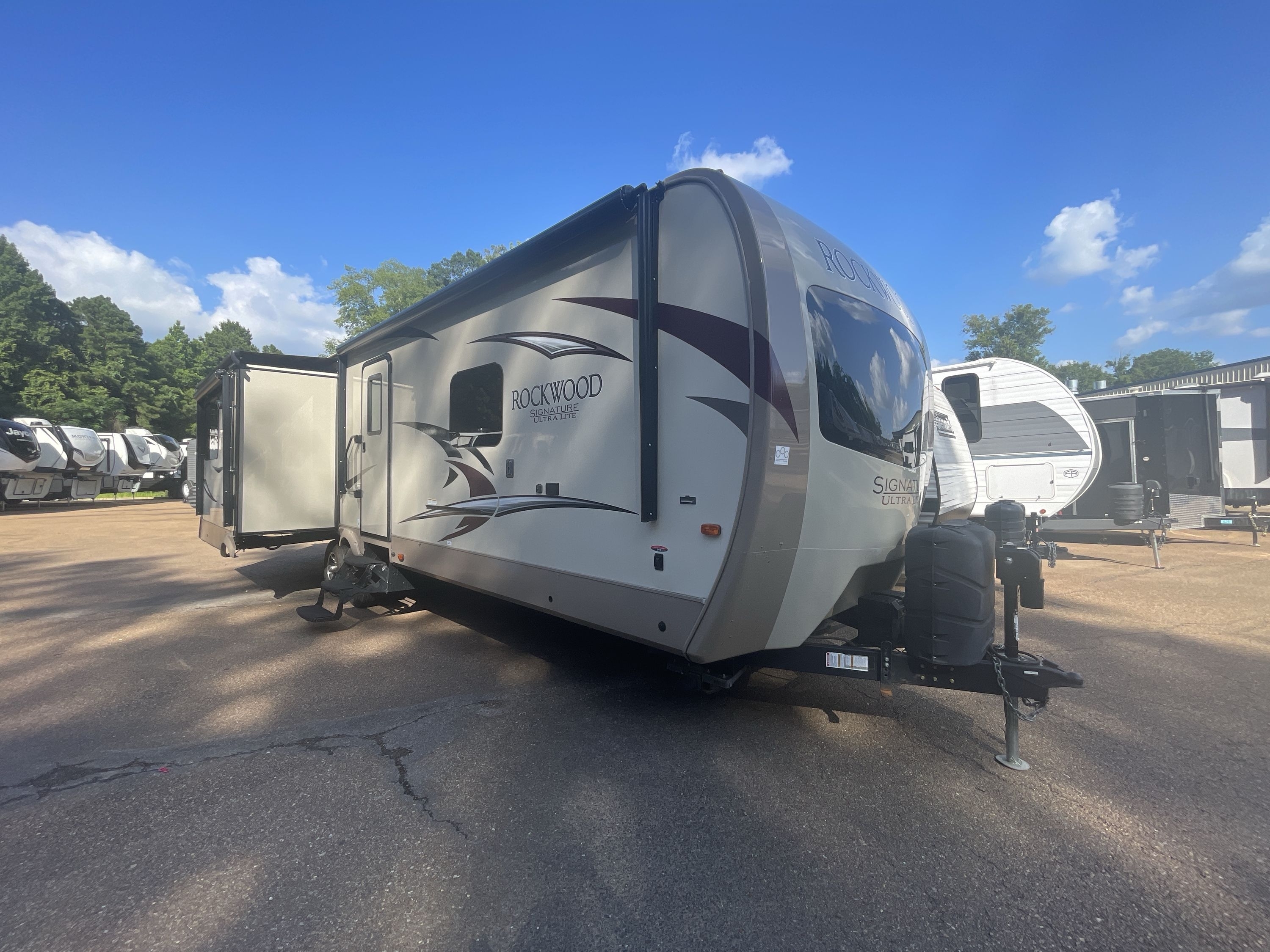 2018 Forest River ROCKWOOD SIGNATURE ULTRA LITE 8329SS RV
