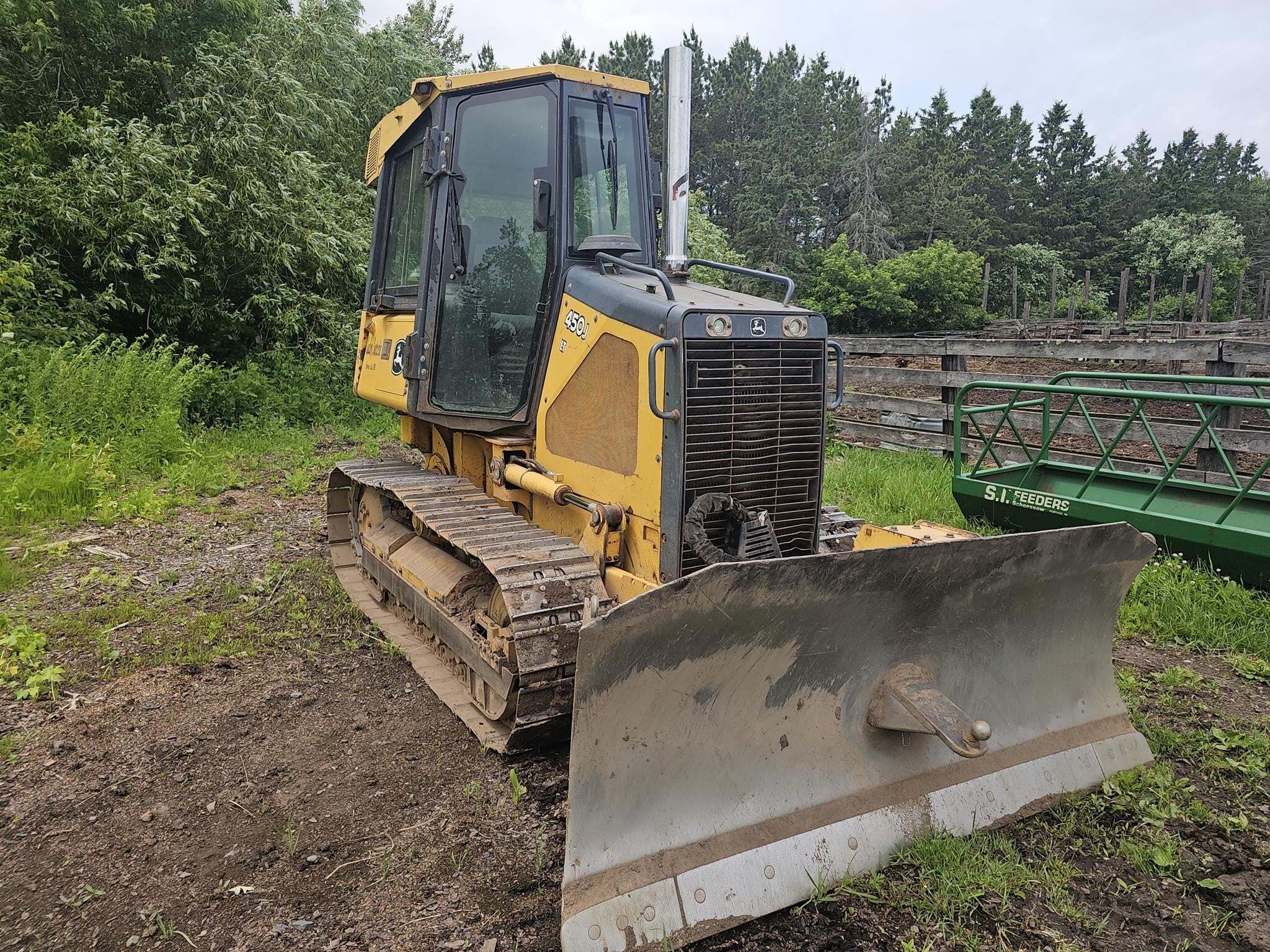 2007 DEERE 450J LT in Caledonia, MN