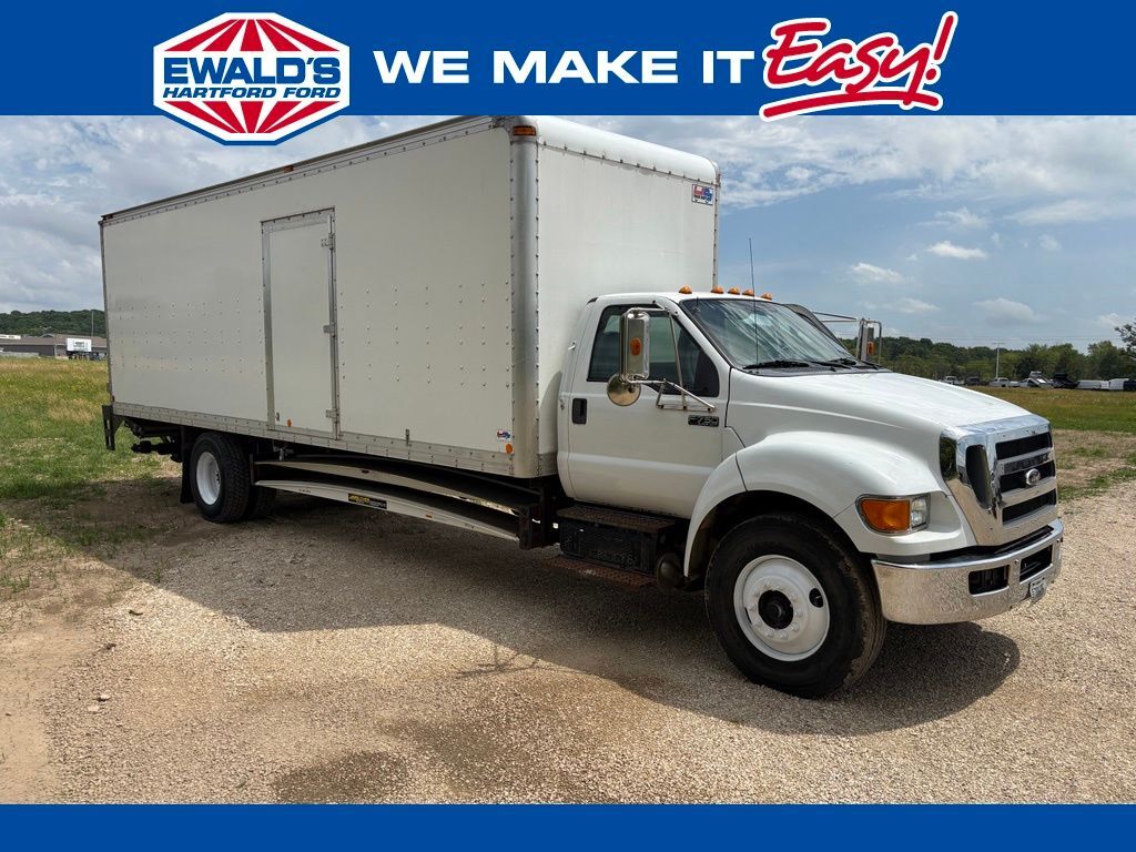 2012 FORD F750 in Hartford, WI