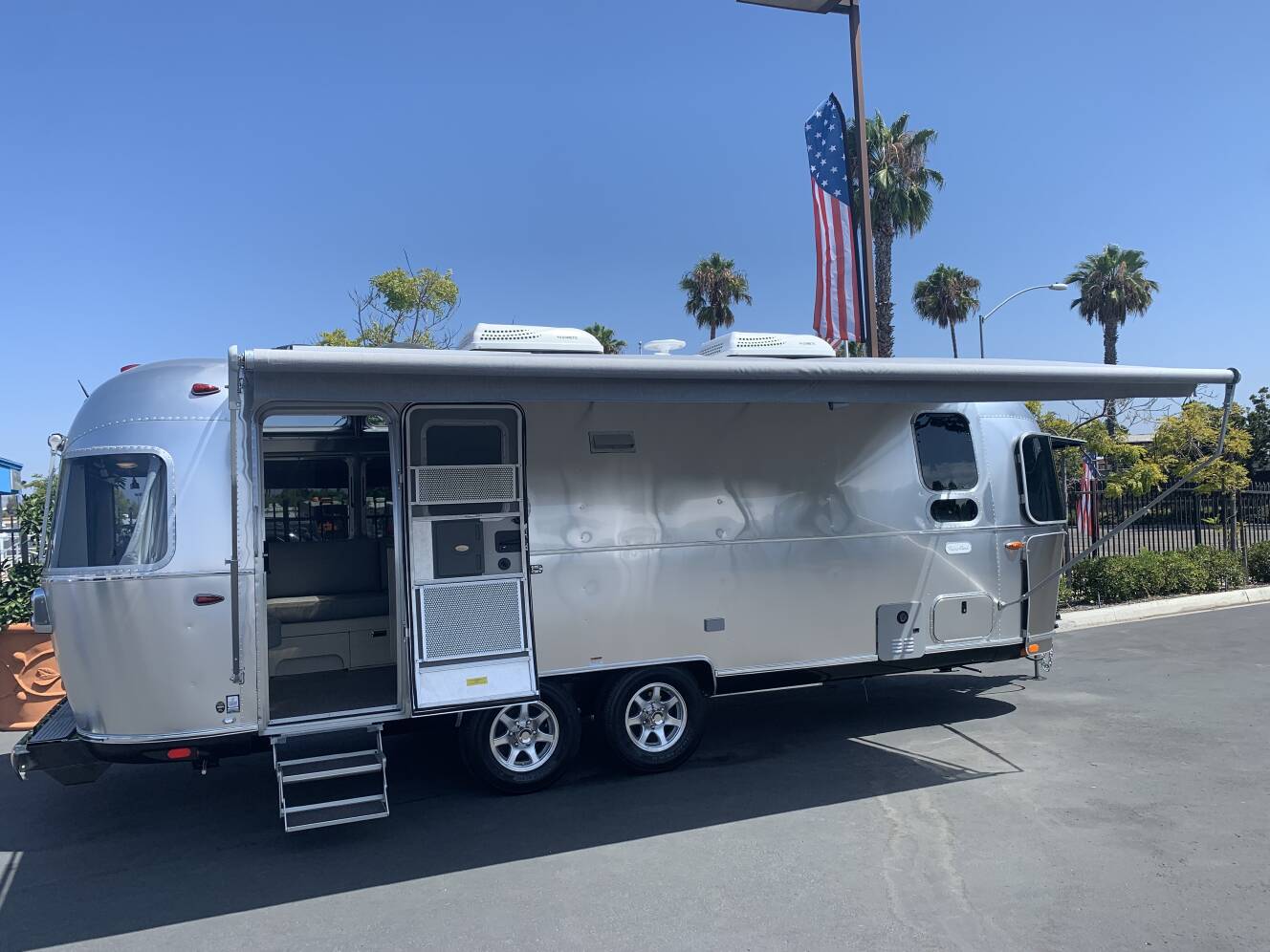 A photo of this 2022 Airstream FLYING CLOUD 25FB QUEEN