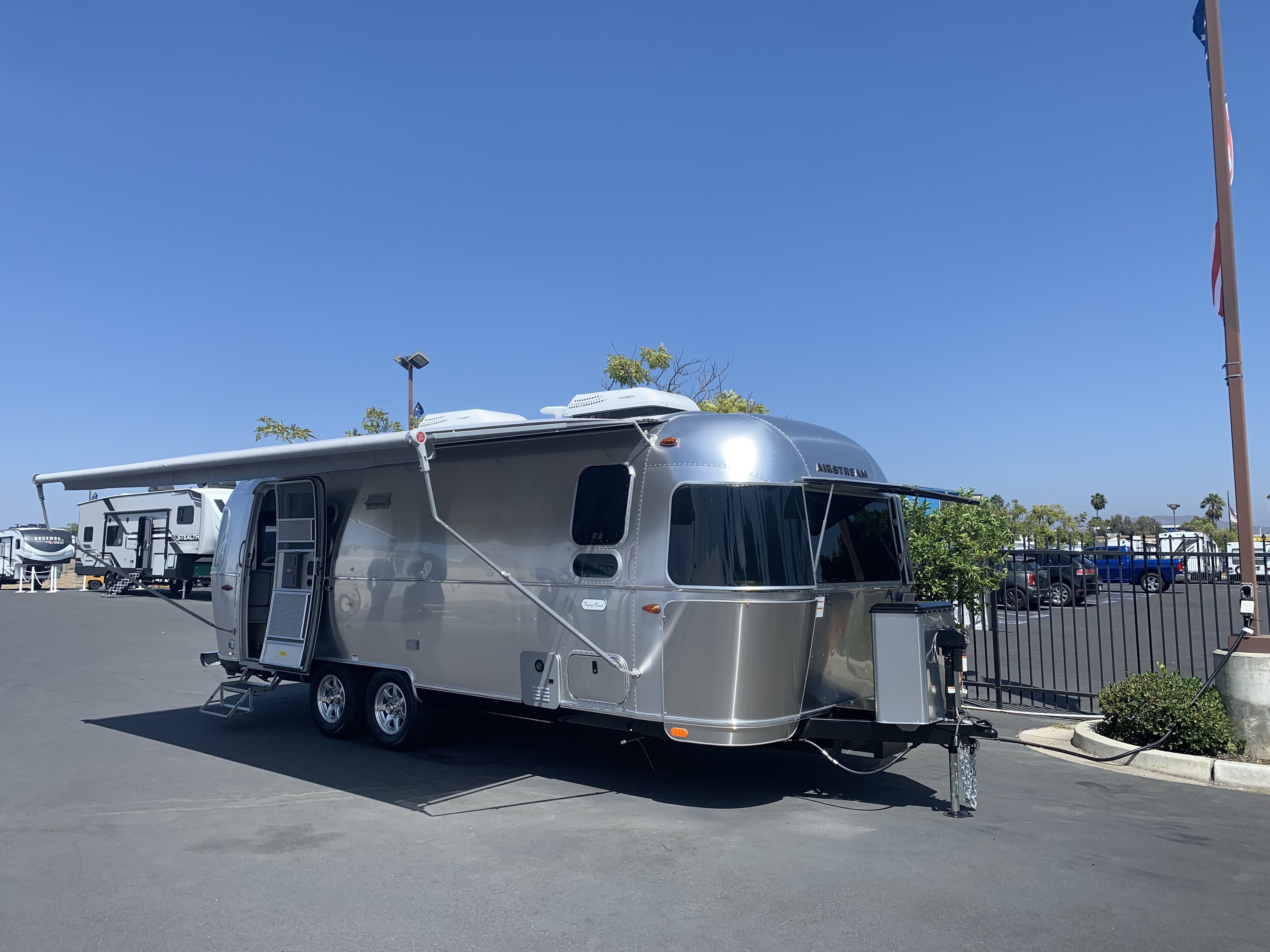 2022 Airstream FLYING CLOUD 25FB QUEEN in alpine CA